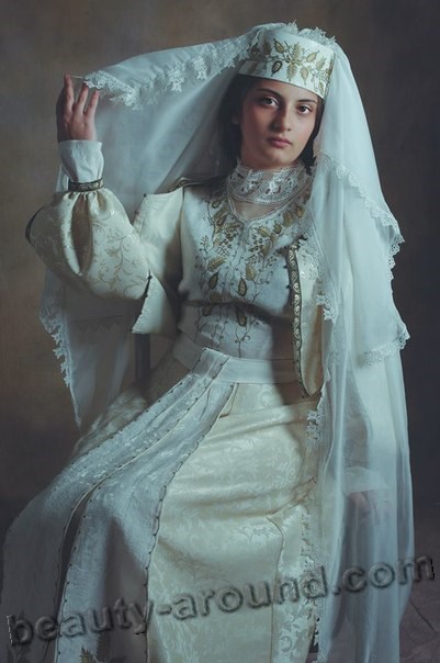 Армянская невеста в тридиционном свадебном платье фото