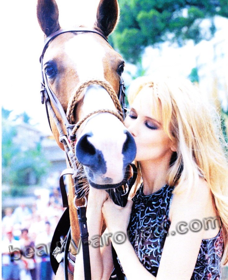 Клаудия Шиффер / Claudia Schiffer целует лошадь фото