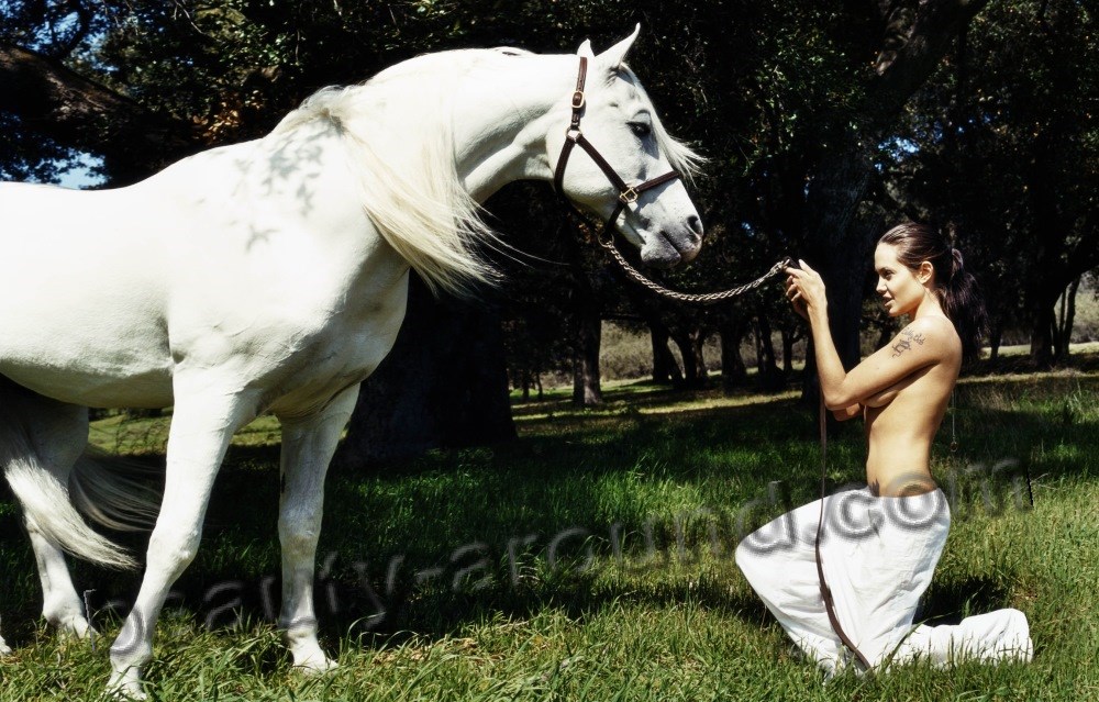 Анджелина Джоли / Angelina Jolie фото с лошадью