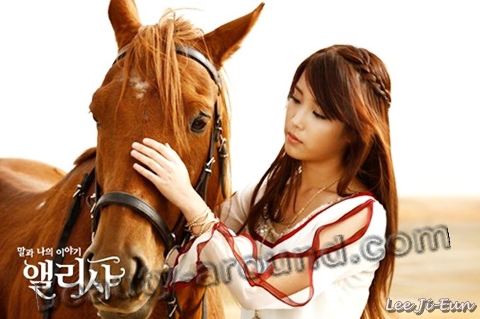 Ли Чжи Ын  "Айю" /  Lee Ji Eun  "IU" гладит лошадь фото
