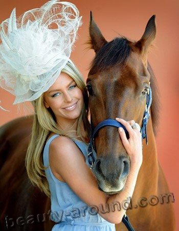 Jennifer Hawkins with brown horse photo