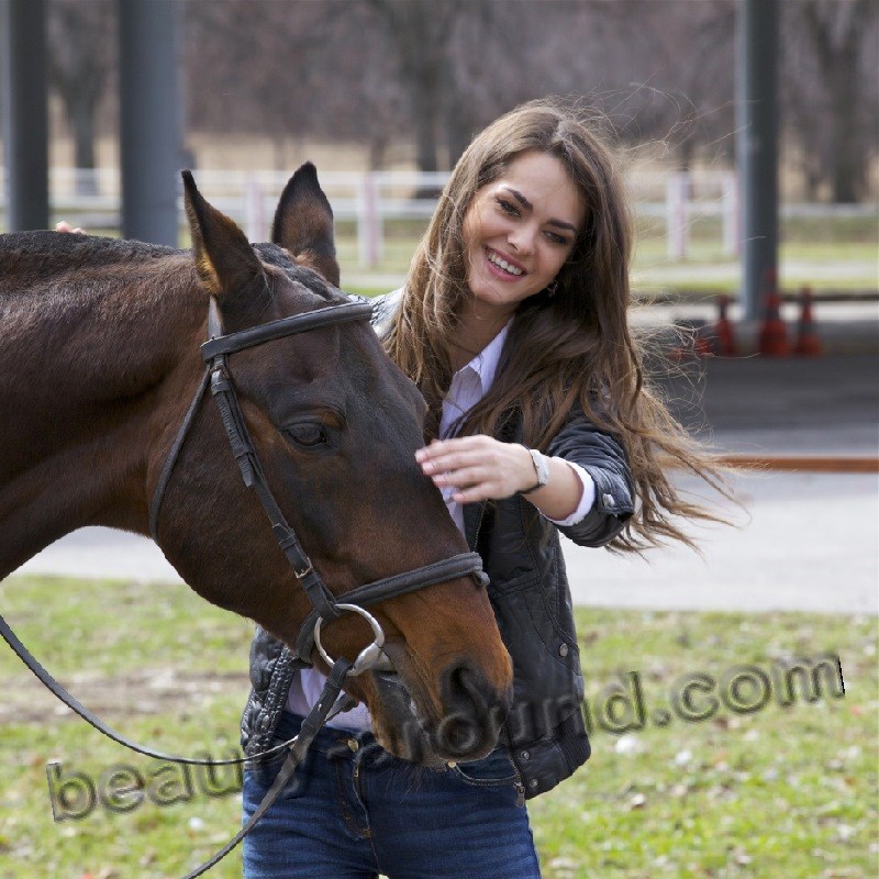 Olesya Stefanko with horse photo